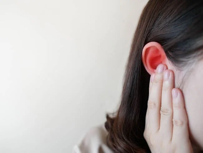 Người bệnh có thể bị suy giảm thính giác, ù tai