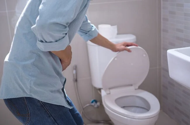Hãy cố gắng đi vệ sinh khi có cơn đau bụng