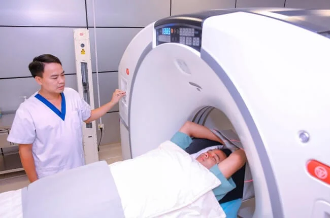 Người bệnh được chụp CT hoặc MRI để lập kế hoạch điều trị