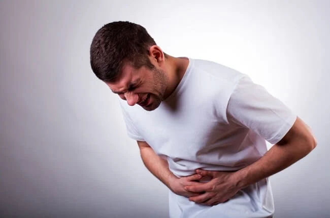 Cơn đau bụng thường tập trung ở vị trí trên rốn và dữ dội hơn sau ăn no