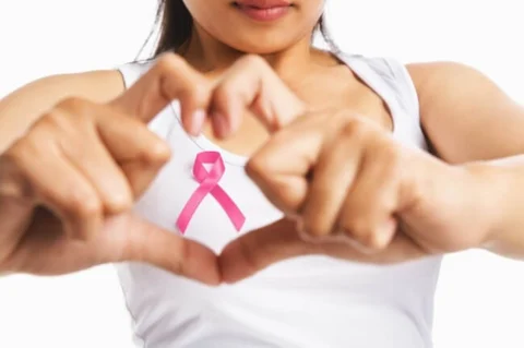 Nguyên nhân gây ung thư vú là do sự tăng sinhh mất kiểm soát của các tế bào tuyến vú