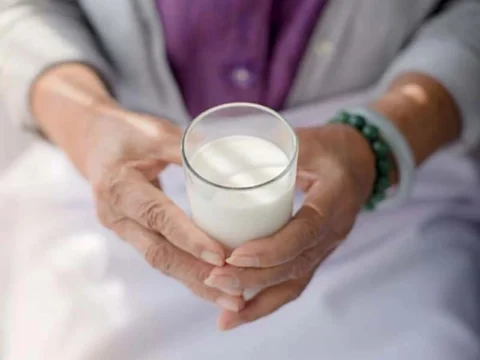 Bệnh nhân ung thư dạ dày hoàn toàn có thể sử dụng sữa nếu không bị dị ứng với thành phần của sữa